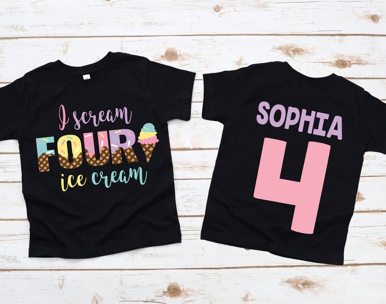 Puede incluir: Dos camisetas negras con un tema de cumplea&ntilde;os. La parte delantera de una camiseta dice "Yo grito cuatro helados" con un cono de helado colorido. La parte posterior de la otra camiseta dice "Sophia" en morado y "4" en rosa.