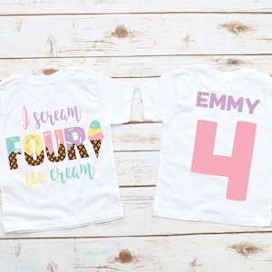 Puede incluir: Dos camisetas blancas con tem&aacute;tica de helado. La parte delantera de una camiseta dice "Yo grito cuatro helados" con un gr&aacute;fico de cono de helado colorido. La parte posterior de la otra camiseta dice "EMMY" en morado y tiene un gran n&uacute;mero rosa "4".