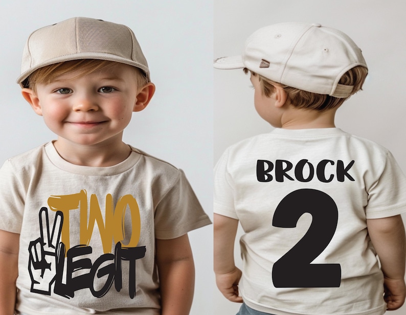 Pu&ograve; includere: Una maglietta beige con la scritta "TWO LEGIT" e un simbolo di pace. Il retro della maglietta ha il nome "BROCK" e il numero "2" stampati in nero. Il bambino indossa un berretto da baseball beige.