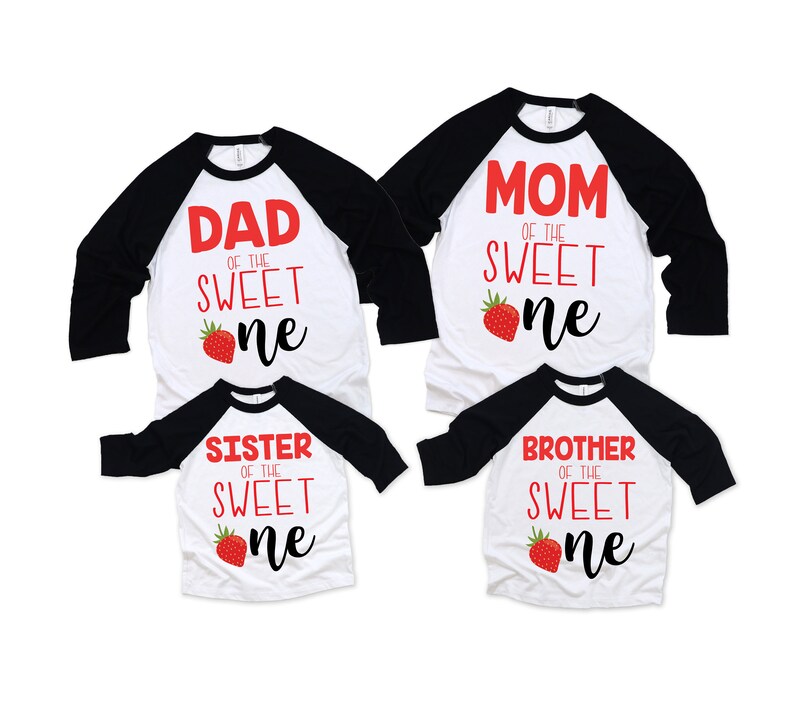 K&ouml;nnte beinhalten: Set aus vier wei&szlig;en T-Shirts mit schwarzen &Auml;rmeln. Die Shirts haben roten Text, der "Papa des s&uuml;&szlig;en Kleinen", "Mama des s&uuml;&szlig;en Kleinen", "Schwester des s&uuml;&szlig;en Kleinen" und "Bruder des s&uuml;&szlig;en Kleinen" lautet. Jedes Shirt hat eine rote Erdbeergrafik.