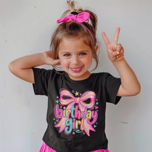 Camiseta de cumpleaños neón para niña, camiseta personalizada con nombre y edad en arcoíris.