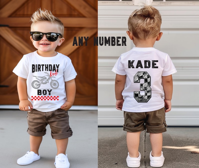 Puede incluir: Una camiseta blanca con un gr&aacute;fico de motocicleta y las palabras "BIRTHDAY BOY" en negro. El nombre "Kade" est&aacute; en rojo. La parte posterior de la camiseta tiene el nombre "KADE" y el n&uacute;mero "3" en un patr&oacute;n de tablero de ajedrez. El ni&ntilde;o lleva pantalones cortos marrones y zapatillas blancas.