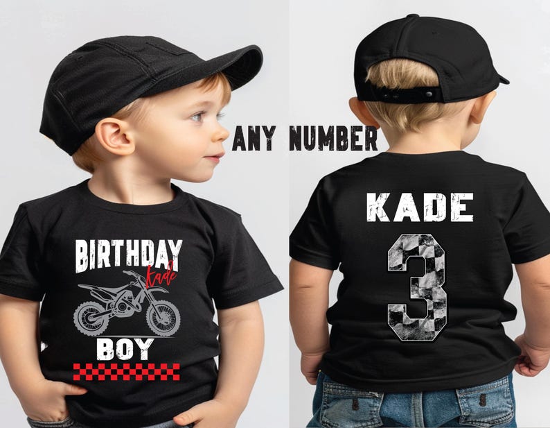 Puede incluir: Camiseta negra con un gr&aacute;fico de motocicleta y las palabras "BIRTHAY BOY" en blanco. La palabra "Kade" y el n&uacute;mero "3" est&aacute;n en la espalda. El n&uacute;mero tiene un patr&oacute;n de cuadros. El ni&ntilde;o lleva una gorra de b&eacute;isbol negra.