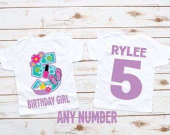 Puede incluir: Camiseta blanca con un número 5 morado y el texto "Birthday Girl" en la parte delantera. La parte posterior de la camiseta tiene el nombre "RYLEE" y un número 5 morado.