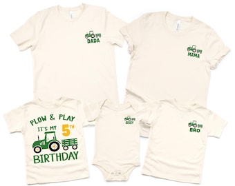 Puede incluir: Camisetas y un body color crema con gráficos de tractores verdes. Las camisetas dicen "Dada", "Mama", "Bro" y "Sissy". Una camiseta dice "Plow & Play It's My 5th Birthday" con un gráfico de tractor y el texto "Any Number".