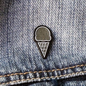 Minimalistischer Eistüte Pin (Glow in the Dark) | Schwarz und Weiß | Nachtisch | Futter | Soft Enamel Pin | Anstecknadel