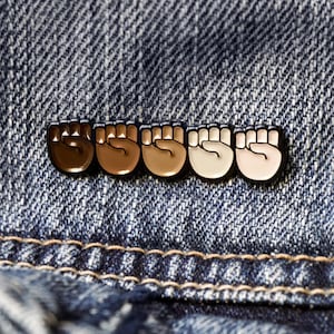 Pin para recaudación de fondos benéficos / Pin con emoji de puños en alto "Unidos" de Black Lives Matter BLM / Pin de esmalte suave / Pin de solapa