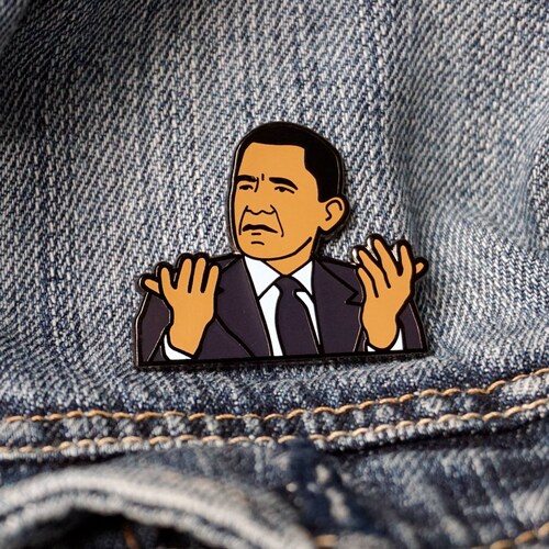 Barack Obama Pin Meme WTF | Président des États-Unis | Épingle en émail dur | Épinglette