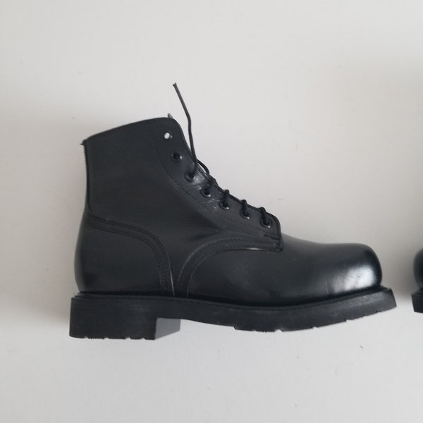 Combat boots or parade boots Black leather cadet boots  / Bottes de combat ou bottes parade Bottes de cadets en cuir noir