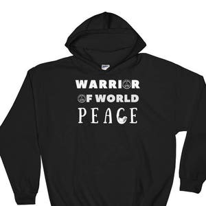 以下が含まれることがあります： 「WARRIOR OF WORLD PEACE」の白い文字がプリントされた黒いパーカー。平和のシンボルと鳩のイラストがデザインされています。パーカーにはドローストリングフードと長袖が付いています。