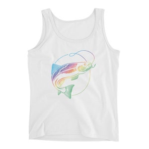 Pu&ograve; includere: Canotta bianca con un design di pesce colorato. Il pesce &egrave; raffigurato in tonalit&agrave; di blu, viola, giallo e verde, con un amo e una lenza. Il design &egrave; racchiuso in un contorno circolare. Un top senza maniche casual.