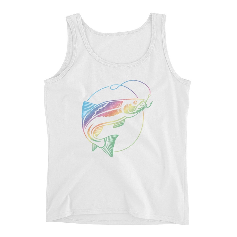 Pu&ograve; includere: Canotta bianca con un design di pesce colorato. Il pesce &egrave; raffigurato in tonalit&agrave; di blu, viola, giallo e verde, con un amo e una lenza. Il design &egrave; racchiuso in un contorno circolare. Un top senza maniche casual.