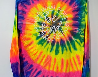 Be Kind Logo - Regenbogen lebendiges Tie Dye Langarmshirt - was herum geht, kommt herum - Regenbogen