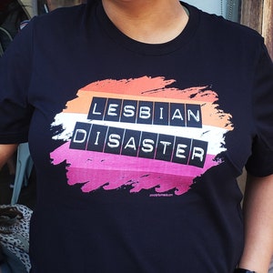 レズビアン ディザスター T シャツ (ゲイ、クィア、LGBTQ、バイセクシュアル、レズビアン、トランスジェンダー)