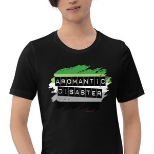 アロマンティック ディザスター T シャツ (ゲイ、クィア、LGBTQ、バイセクシュアル、レズビアン、アロマンティック、アセクシュアル)