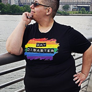 ゲイ ディザスター T シャツ (ゲイ、クィア、LGBTQ、バイセクシュアル、レズビアン、トランスジェンダー)