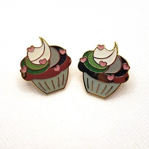 Aromantic Cupcake Pride pin