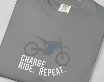 Carga. Conduce. Repite. Camiseta unisex teñida para bicicleta eléctrica, colores cómodos, camiseta de moto eléctrica, camiseta de motociclista.