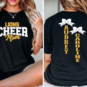 Chemise Cheer Mom à paillettes, chemise Cheer Mom, deux pom-pom girls, deux noms, chemise de pom-pom girl, nom personnalisé, cadeau de pom-pom girl, chemises d'équipe, Cheer Spirit