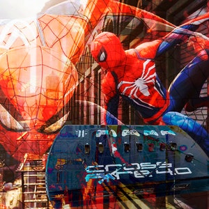 Może przedstawiać: Czerwono-niebieska figurka Spider-Mana w dynamicznej pozie akcji, z wyrzutnią pajęczyny w prawej ręce. Figurka jest częściowo zasłonięta czerwono-czarnym wzorem pajęczyny, a tło to rozmyte miasto.