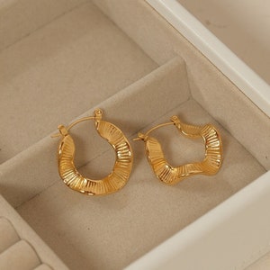 Gold Creolen Ohrringe | Gewellte Creolen | Geometrische Creolen Ohrringe | Statement Ohrringe | Minimalistische Ohrringe | Anti-Trübungs-Ohrringe | Wassersicher