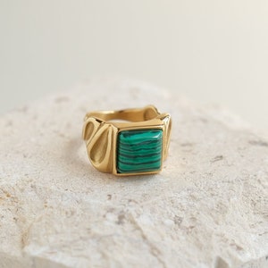 Malachite Ring| Malachite Signet ring|Vintage Gold Ring|Natural Gemstone Ring|Green Stone Ring|Statement Ring|Malachite Jewelry|Tarnish Free