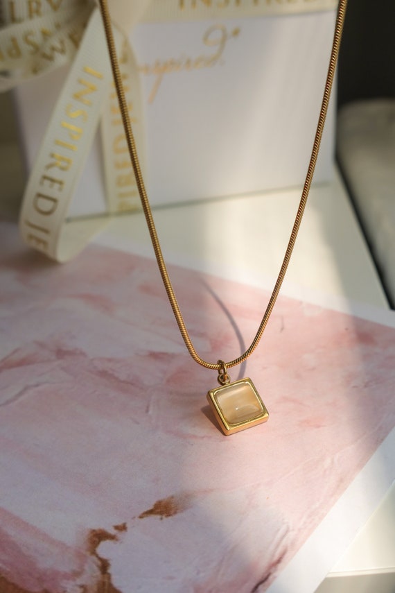Clear Quartz Pendant Necklace Gold 