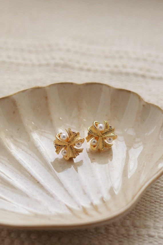 Pearl Flower Stud Earrings| Pearl Stud Earrings| Gold Stud Earrings| Vintage Pearl Earrings| Dainty Pearl Stud Earrings| Bridal Earrings