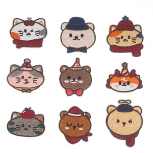 Puede incluir: Nueve parches bordados para planchar con diseños de animales adorables. Los parches incluyen un gato con una bufanda, un oso con un gorro de fiesta, un zorro con un gorro de fiesta, un gato con un gorro de Papá Noel, un oso con un gorro de Papá Noel, un gato con una manzana, un oso con una bufanda, un gato con un sombrero y un zorro con una bufanda.