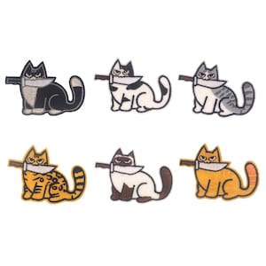 Puede incluir: Seis parches bordados para planchar que representan gatos sosteniendo cuchillos. Los gatos son de varios colores y patrones, incluyendo negro, blanco, gris, naranja y marrón.