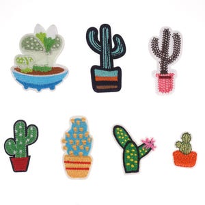 Puede incluir: Conjunto de ocho parches bordados para planchar con diferentes diseños de cactus. Los parches son coloridos y presentan varios estilos de cactus en macetas.