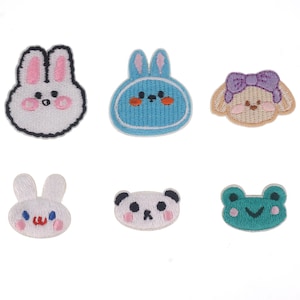 Puede incluir: Conjunto de seis parches bordados para planchar con diseños de animales lindos. Los parches incluyen un conejo blanco, un conejo azul, un perro marrón, un panda blanco, un conejo blanco con ojos azules y una rana verde.
