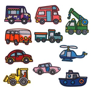 以下が含まれることがあります： 様々な乗り物をモチーフにしたアイロン接着パッチ10個セット。バス、キャンピングカー、トラック、電車、ヘリコプター、車、トラクター、ボート、クレーンなどがあります。パッチはカラフルで、漫画のようなスタイルです。