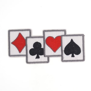 Può includere: Quattro toppe ricamate da stirare che rappresentano i quattro semi delle carte da gioco: quadri, fiori, cuori e picche. Le toppe sono bianche con bordi grigi e cuciture nere.