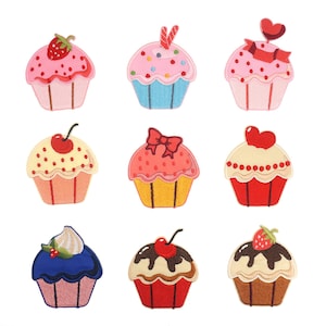 Może przedstawiać: Dziewięć haftowanych naszywek w kształcie babeczek w różnych kolorach i wzorach. Naszywki mają różne kolory lukru, posypki i dodatki, w tym wiśnie, serca i truskawki.