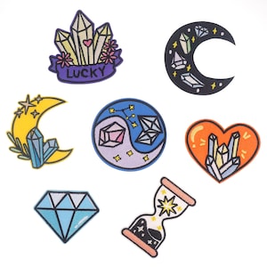 Op de afbeelding: Set van tien strijkbare patches met verschillende kristal- en maanontwerpen. De patches zijn kleurrijk en hebben verschillende stijlen, waaronder een halve maan, een yin yang symbool en een hartvorm. De patches zijn perfect om een ​​toets van whimsy toe te voegen aan kleding, tassen of andere accessoires.