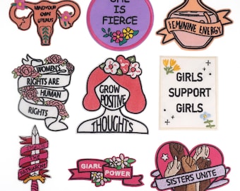 Może przedstawiać: Zestaw 10 haftowanych naszywek do prasowania z motywami feministycznymi. Naszywki zawierają takie frazy jak "She is Fierce", "Grow Positive Thoughts", "Smash the Patriarchy" i "Girl Power".
