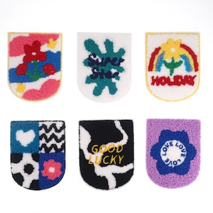 Może przedstawiać: Sześć kolorowych haftowanych naszywek z różnymi wzorami, w tym kwiat, tęcza, serce, kwiat z wirem, słowa "Super Star" i słowa "Good Lucky".