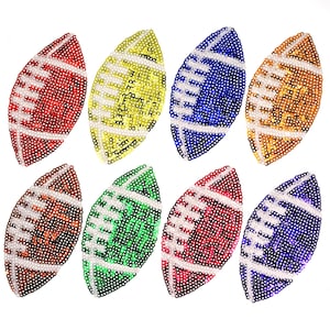 Puede incluir: Ocho parches de fútbol de lentejuelas de colores en varios colores, incluidos rojo, naranja, amarillo, verde, azul y morado. Los parches miden aproximadamente 5 cm de largo y 2,5 cm de ancho.