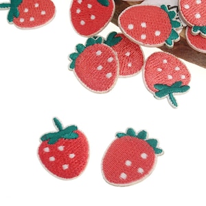 以下が含まれることがあります： 緑の葉が付いた赤い刺繍のイチゴのパッチのセット。パッチは、衣服、バッグ、その他のクラフトに遊び心のあるタッチを加えるのに最適です。