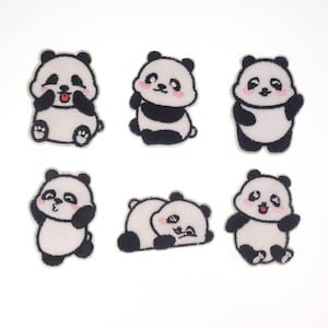 Könnte beinhalten: Sechs gestickte Bügelbilder mit niedlichen Cartoon-Pandas in verschiedenen Posen. Die Pandas sind weiß mit schwarzen Augen, Ohren und Markierungen.