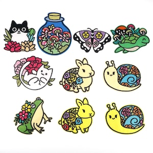 Puede incluir: Diez parches bordados para planchar con diferentes diseños de animales lindos y flores. Los parches incluyen un gato, una mariposa, una tortuga, un conejo, un caracol, una rana y una botella con flores. Los parches son perfectos para agregar un toque de fantasía a la ropa, las bolsas u otros accesorios.