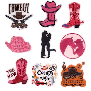 Puede incluir: Colección de parches bordados con temática del oeste. Los diseños incluyen sombreros de vaquero, botas, pistolas y las palabras "COWBOY", "YEE HAW" y "Country music". Los parches presentan una variedad de colores, incluyendo rojo, rosa y marrón.