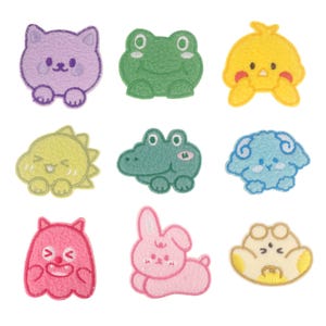 Puede incluir: Nueve parches bordados para planchar con diferentes animales de dibujos animados. Los parches son de varios colores, incluyendo rosa, azul, verde, amarillo y morado. Los animales incluyen un gato, una rana, un pollito, un dinosaurio, un cocodrilo, una oveja, un fantasma, un conejito y un hámster.