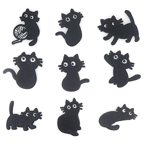 以下が含まれることがあります： さまざまなポーズをとった黒い猫の黒いフェルトアイロン接着パッチ9個。猫は白い目をしており、一部は白いひげがあります。