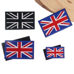 Könnte beinhalten: Vier rechteckige Aufnäher mit dem Design der Union-Jack-Flagge. Die Aufnäher sind in verschiedenen Größen und Farben erhältlich, darunter Schwarz und Weiß sowie Blau, Rot und Weiß. Die Aufnäher sind wahrscheinlich für Kleidung oder Accessoires bestimmt.