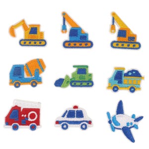 Könnte beinhalten: Neun gestickte Aufnäher mit verschiedenen Fahrzeugen. Das Set enthält einen Bagger, zwei Kräne, einen Betonmischer, einen Bulldozer, einen Muldenkipper, ein Feuerwehrauto, ein Polizeiauto und ein kleines Flugzeug. Jeder Aufnäher hat einen weißen Rand.