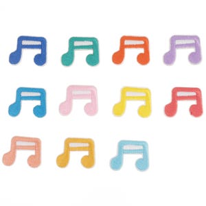 以下が含まれることがあります： アイロン接着できる刺繍パッチが12個。音楽の記号の形をしたパッチは、青、緑、ピンク、黄、オレンジ、赤など、さまざまな色があります。