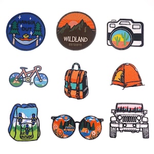 Puede incluir: Conjunto de 10 parches bordados para planchar con diferentes temas de aventura al aire libre, que incluyen una cordillera montañosa, una cámara, una bicicleta, una mochila, una tienda de campaña, gafas de sol, un jeep y una hamaca. Los parches son coloridos y presentan varios detalles, como texto, árboles y montañas.