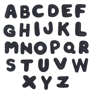 Könnte beinhalten: Schwarze Filzbuchstaben des Alphabets von A bis Z in einer einfachen, abgerundeten Schriftart. Jeder Buchstabe ist einzeln ausgeschnitten und bereit zum Aufbügeln oder Annähen auf Stoff.